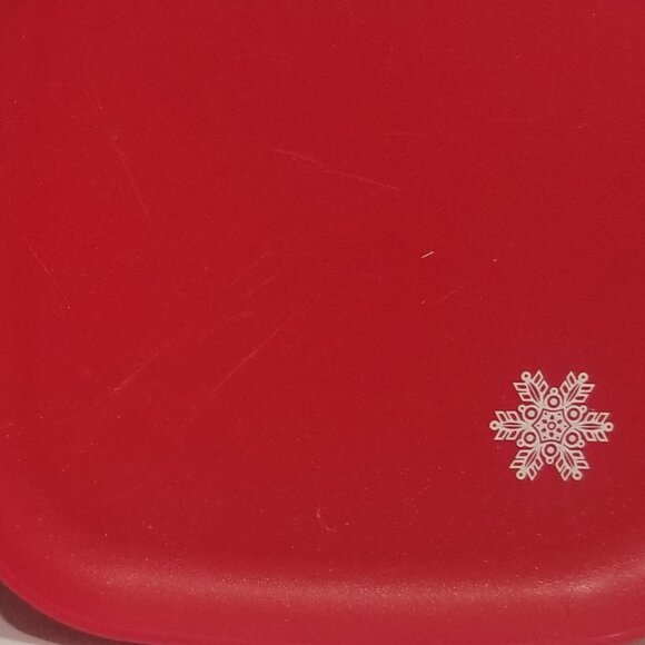 Tupperware Red Snowflake Plates and Mugs (4 pieces total), GUC - EUC - Picture 12 of 14